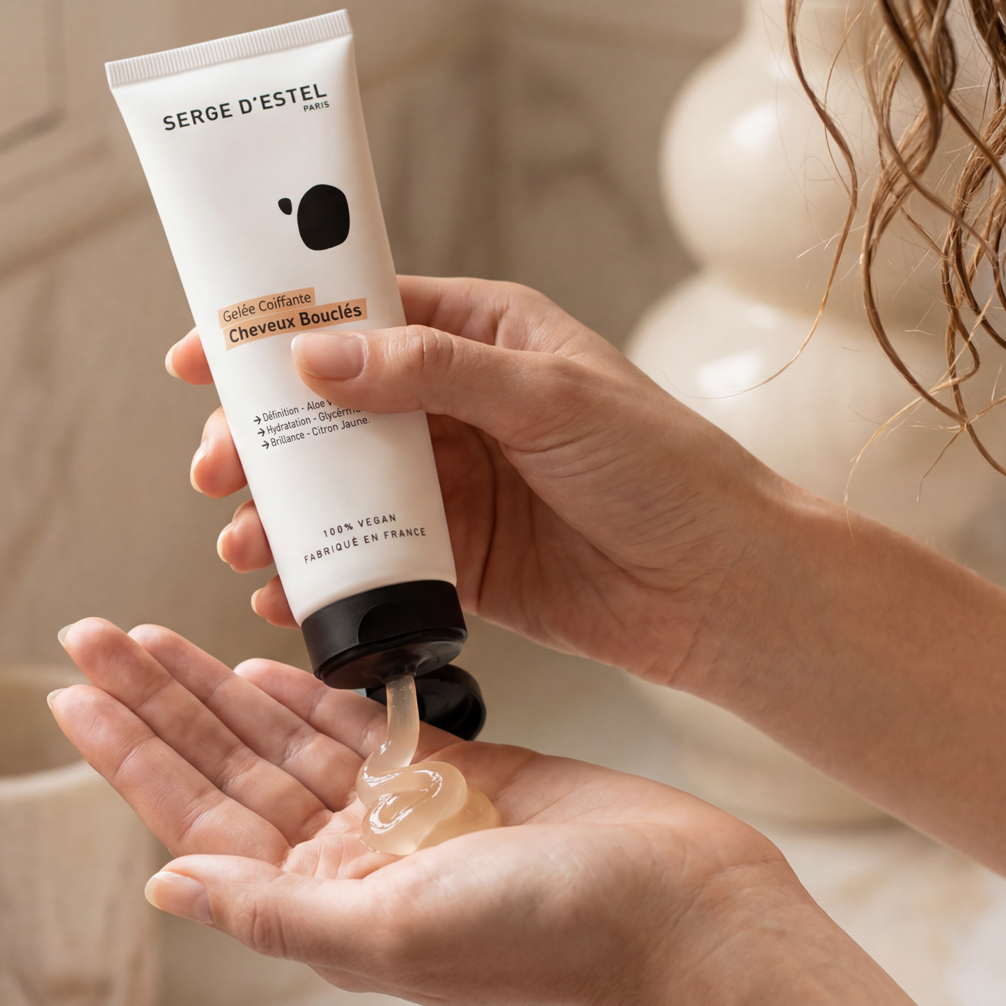 Gel de coiffage et masque cheveux bouclés